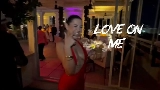 Miniatura do vídeo Love On Me