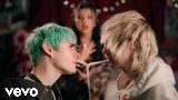Miniatura do vídeo give me a break! (feat. waterparks)
